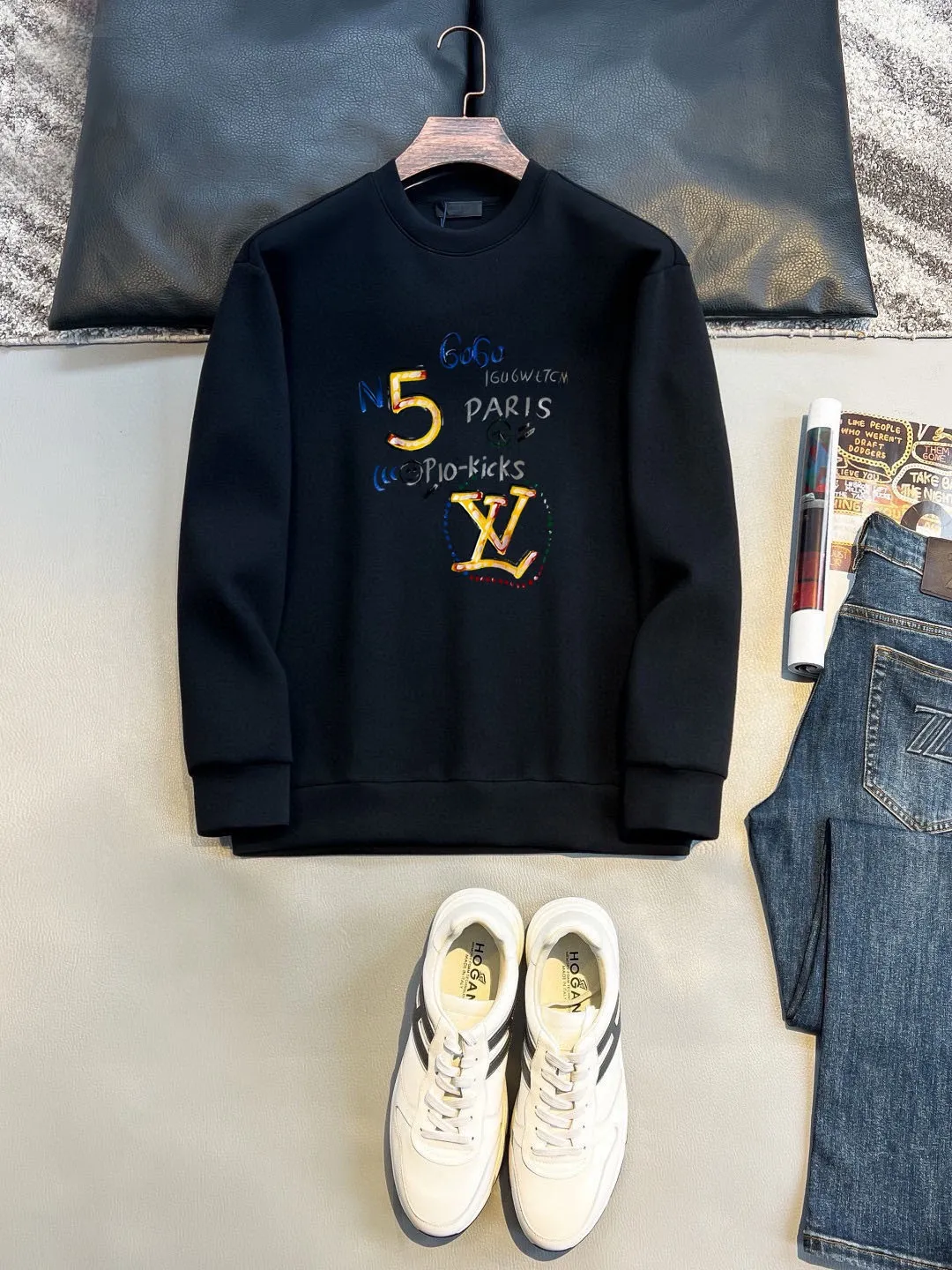 🅿️220 brand [LV Louis Vuitton] (good news for fat people) 2025ss autumn latest long-sleeved round-neck sweatshirt, on sale simultaneously on the official website. Refreshing and breathable. Made of top Tencel Roman. Comfortable and soft. 3D three-dimensional clarity. Super fashion sense. Great for gifting and keeping for yourself. Size: M-5XL (can wear up to 220 pounds)